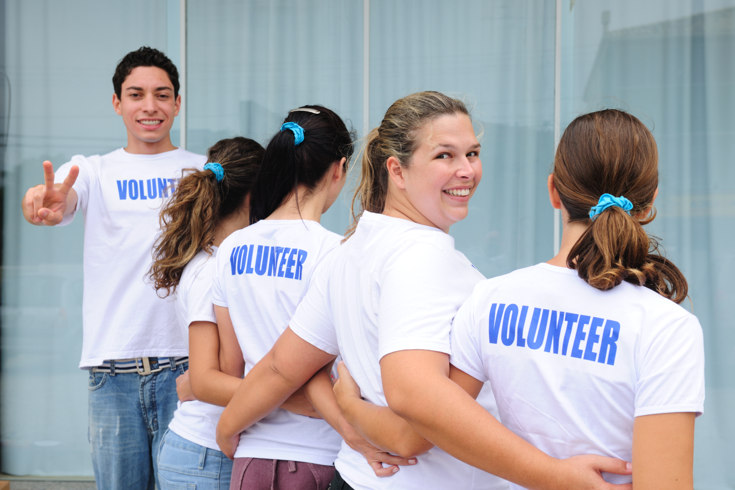 Kinds of volunteer organizations. Волонтеры счастье. Фото счастливых волонтеров. Волонтерские Стикеры. Volunteers Group.